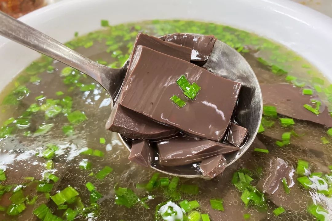 还有这道不起眼的羊血汤,大概可以刷新你对羊血这种食材的认知,牙齿咬