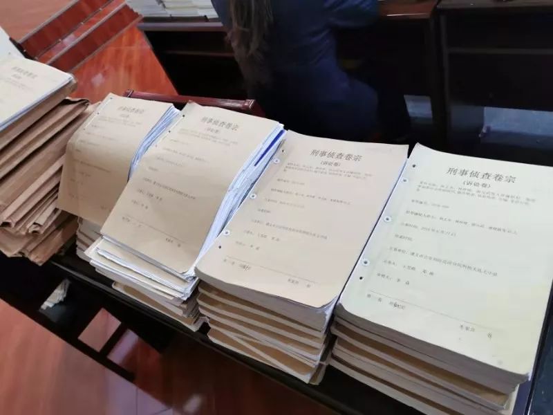 堆得高高的卷宗