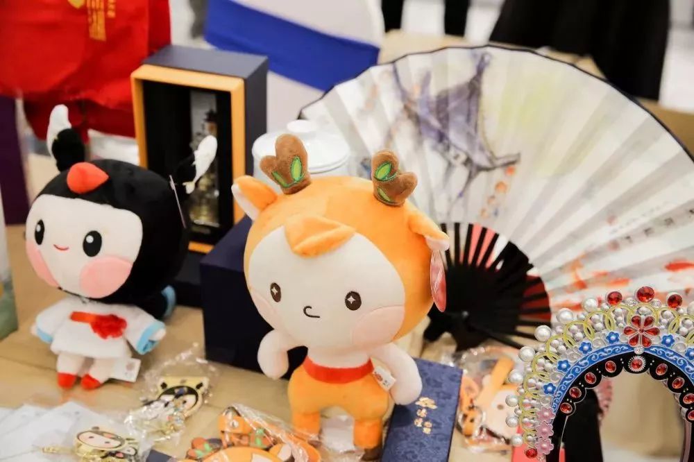 精美的泰州特色文创产品互动抽奖热情洋溢在推介活动现场,泰州文旅