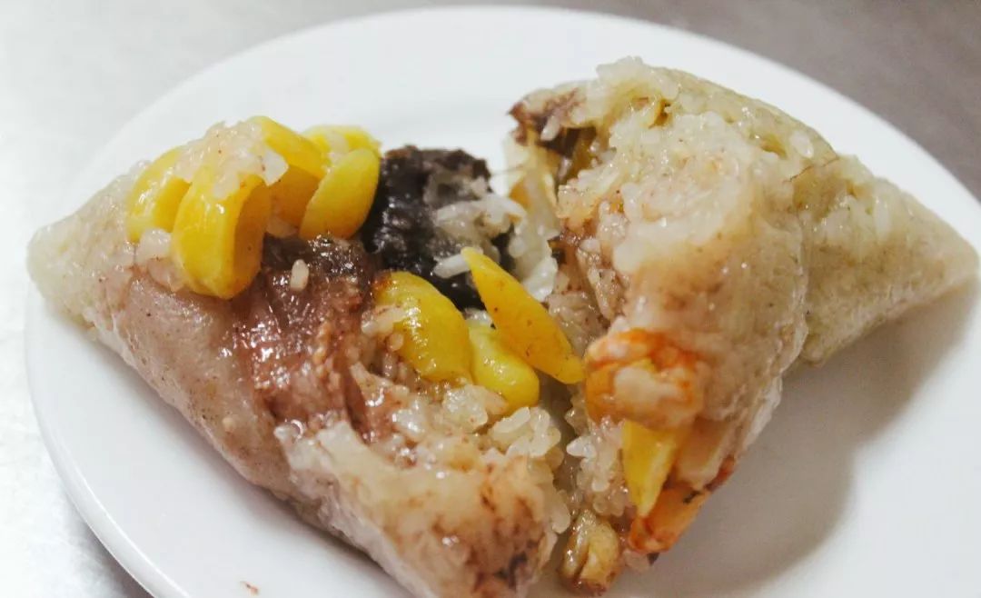 甘甜香咸~可以说是惊艳和征服潮汕人味蕾了~潮汕双拼粽子一半是甜糯米