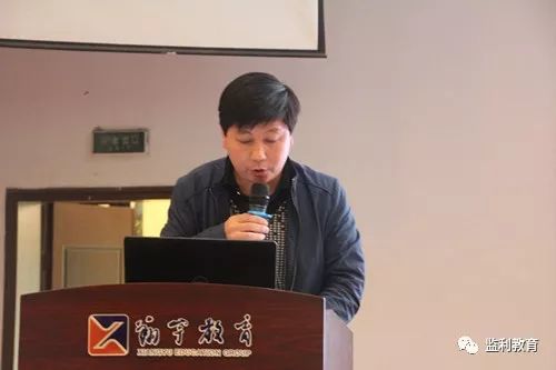 尺八镇中心学校校长王斯柱新沟中学校长罗必科先进代表发言县教研室