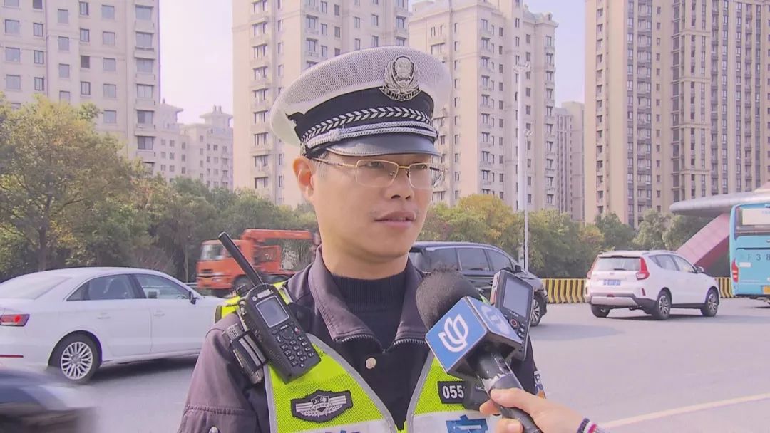 交警支队高速大队民警朱文驾驶警车在上海绕城高速上巡逻时,在嘉兴