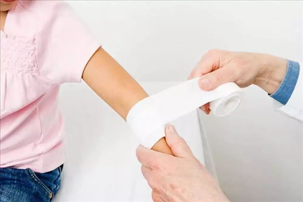 先用肥皂水或清水彻底冲洗伤口至少15分钟,然后用碘酒或酒精涂擦.