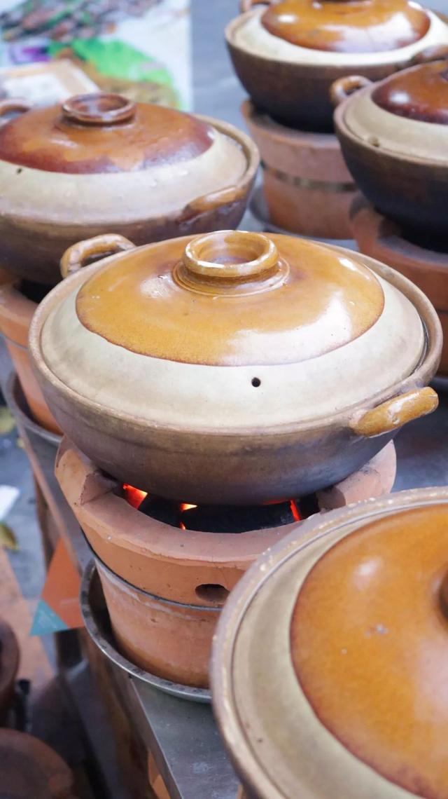 这家店的羊肉炉统一用砂锅和炭火慢炖,一份就要炖上40~60分钟,热气腾