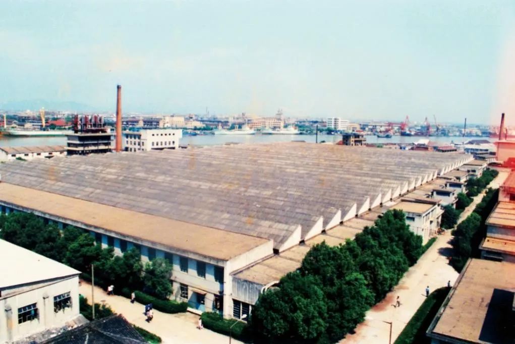 当时有一首流传甚广的民谣,"和丰纱厂锭子响,太丰面粉灰尘扬,永耀发电