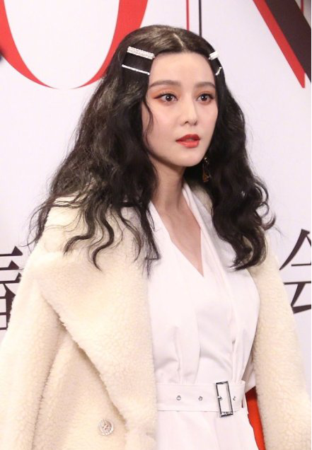 他们认为,范冰冰的颅顶很低,这个中分发完全暴露了这个bug,让她的头顶