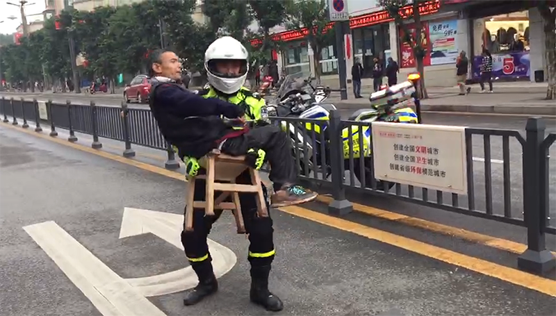 暖心自贡交警抱起板凳大叔过马路