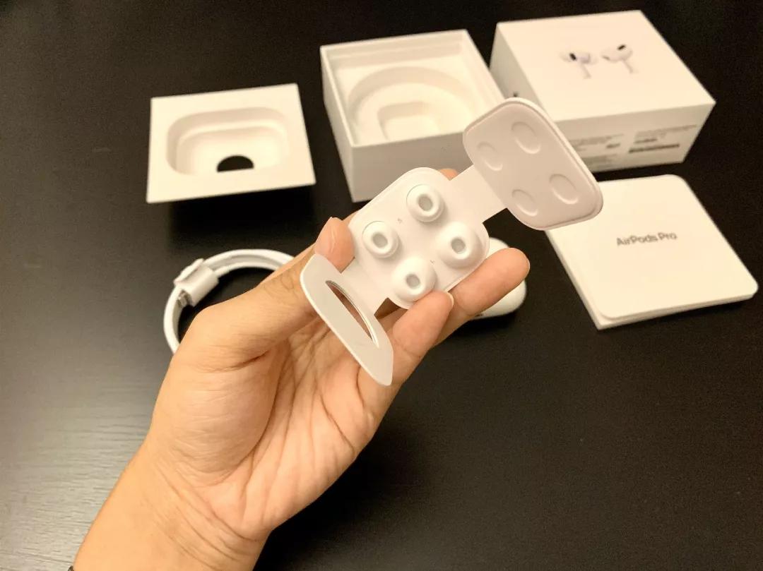 對比airpods 2 ,airpods pro的包裝盒高了1/4.