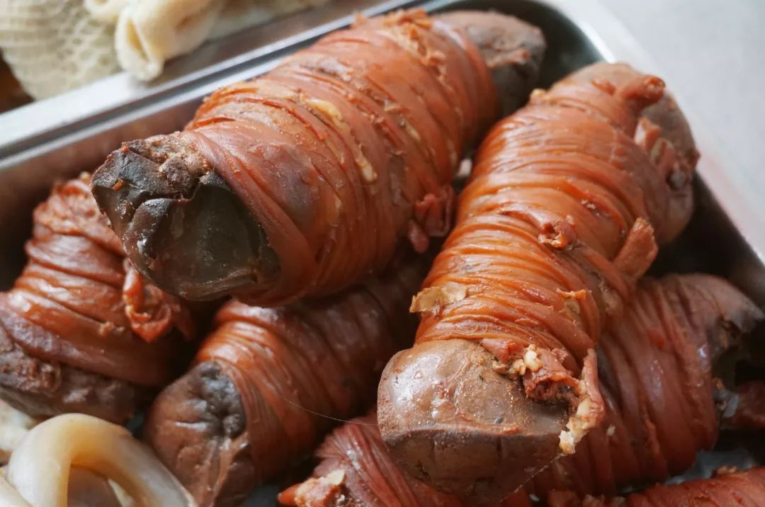 白烧羊蹄和用肠子捆的扎肝.刚从木桶里捞出来的羊肉,热气腾腾.怎么样?