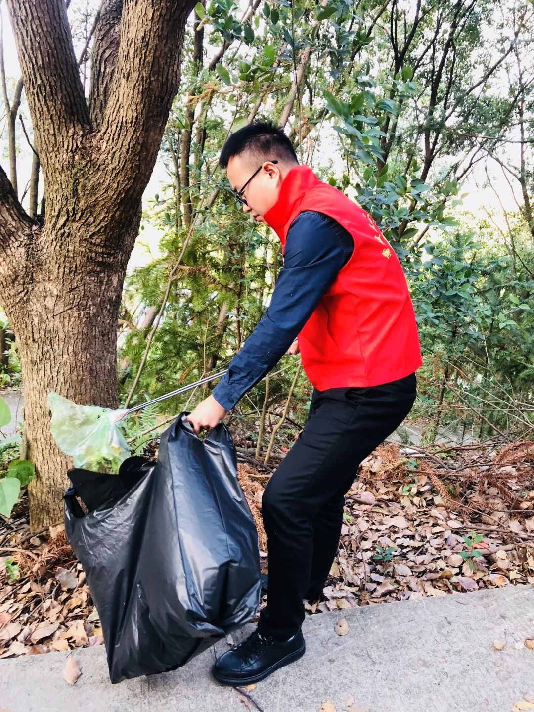 党员志愿捡垃圾美化环境我先行
