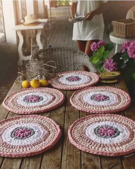 她只用了几团布条线竟然就钩出了好看又实用的桌垫地垫