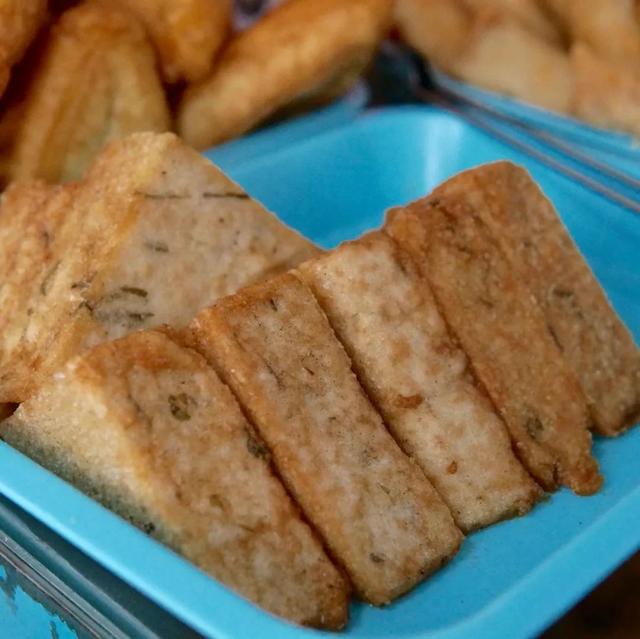 著名锅边伴侣的伴侣:塑料盘盘 三角糕是用芋头和米浆(或面粉)制成的