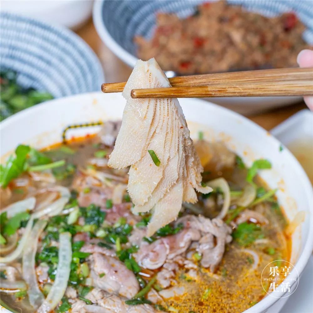牛肉选用的是上等澳牛上脑,烫得也不是很老,鲜切的牛百叶在热汤中烫熟