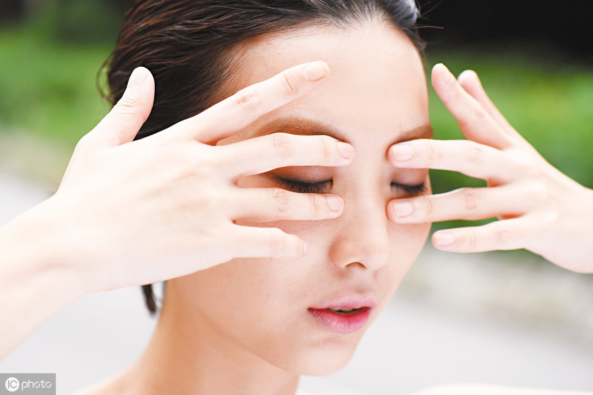 看看七个揉眼睛的不良后果你还敢乱揉教你怎么正确揉眼睛