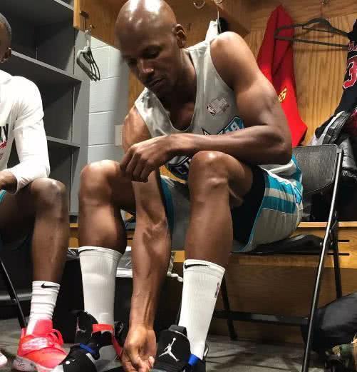 炫耀小腿肌肉,雷阿伦小腿肌肉给90分,艾弗森给95分,那博尔特呢