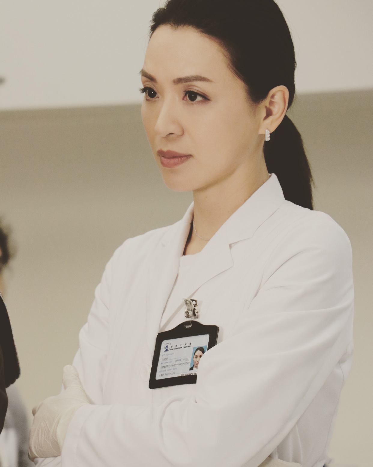 45岁陈炜穿一袭墨绿色百褶长裙一条腰封显高挑灯笼袖飘逸显瘦