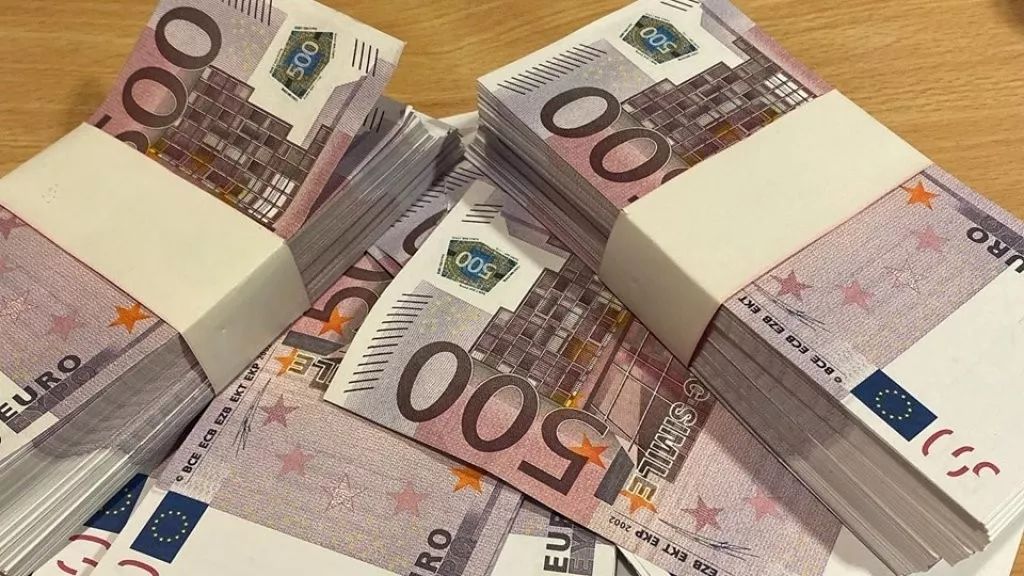 捡到二十多万欧元,面额全是500欧元的,交给警察起码有个拾金不昧的美