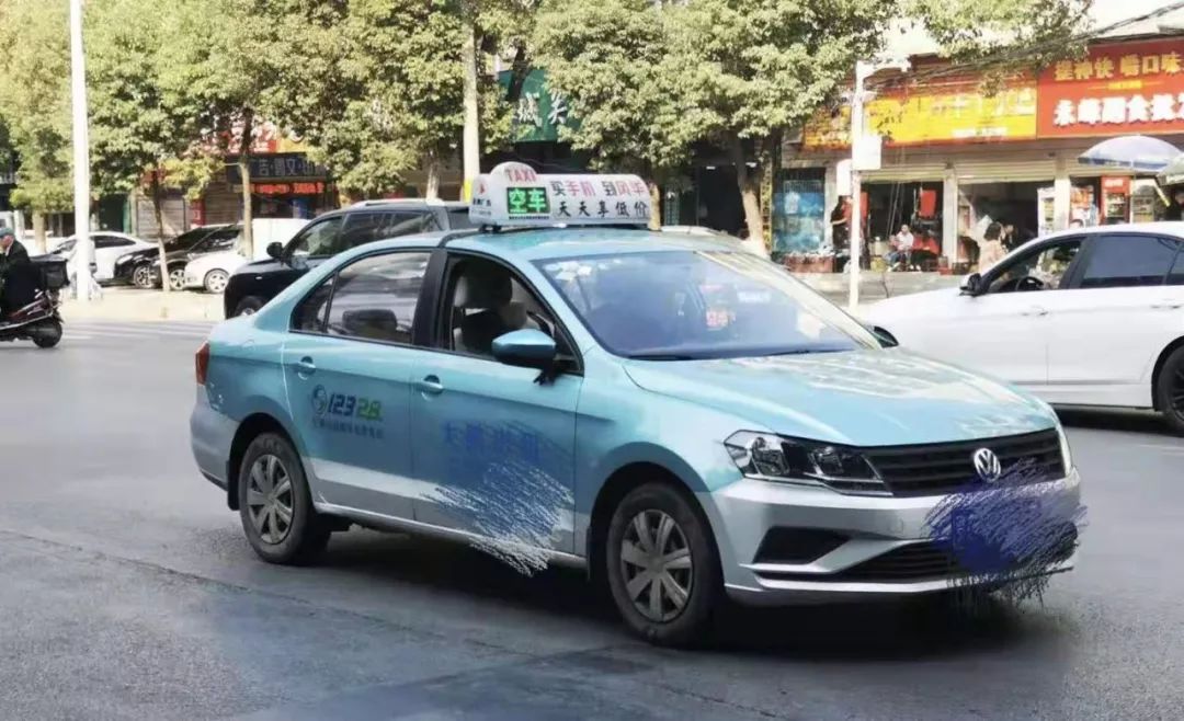 马路中间下乘客在鄂州这样的出租车你还敢坐吗