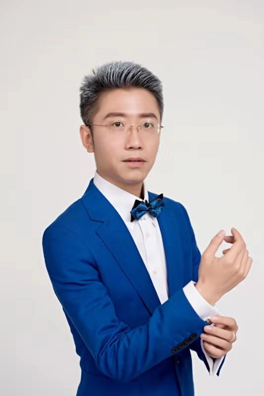 央视主持人,知名车评人,知名军事评论员亢旭