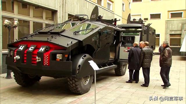 俄军新型突击车很威猛时速高达200公里特种兵坐车顶攻上敌楼