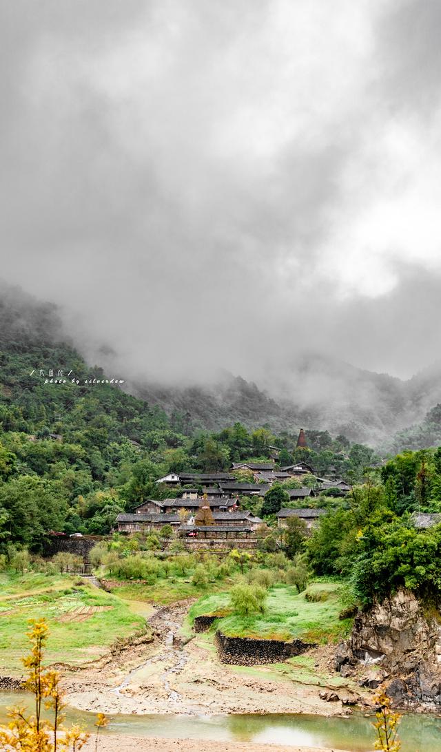 曾经清朝富甲一方现如今却衰败没落一座长在山中神秘的古村落