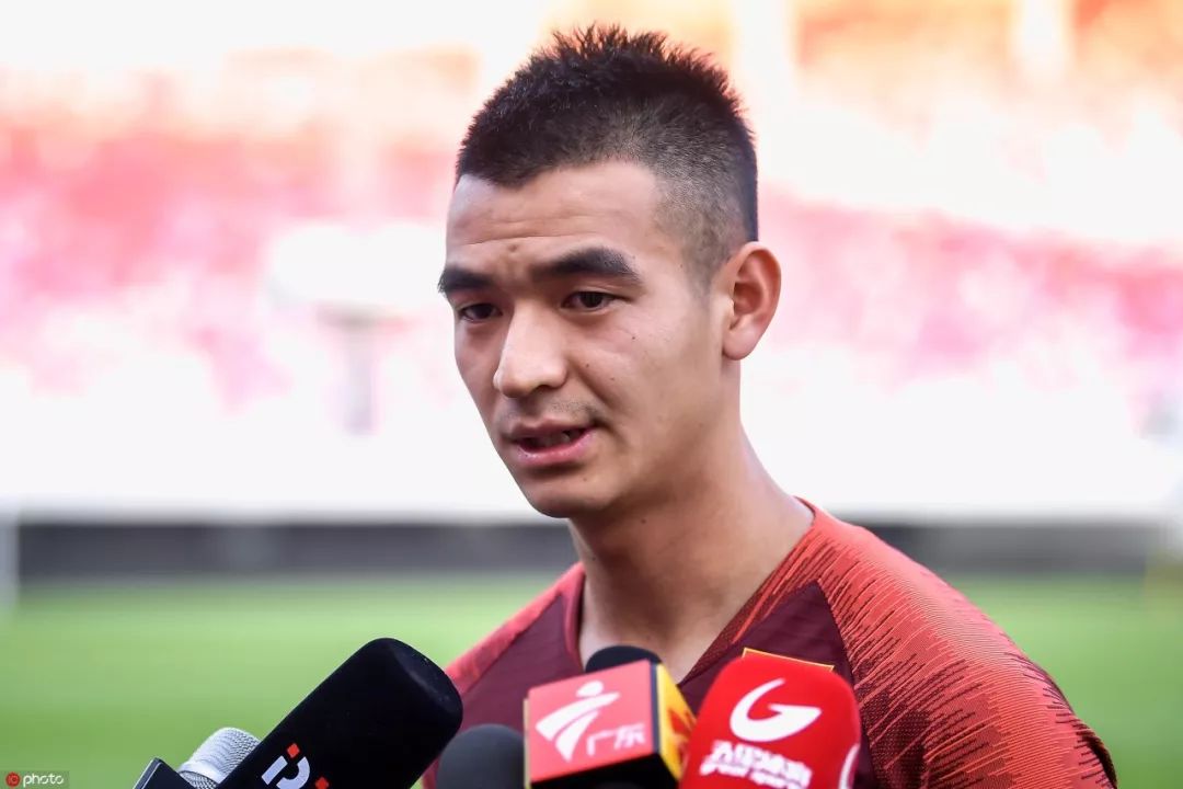 国足加油刘彬彬一步一个脚印踏踏实实训练