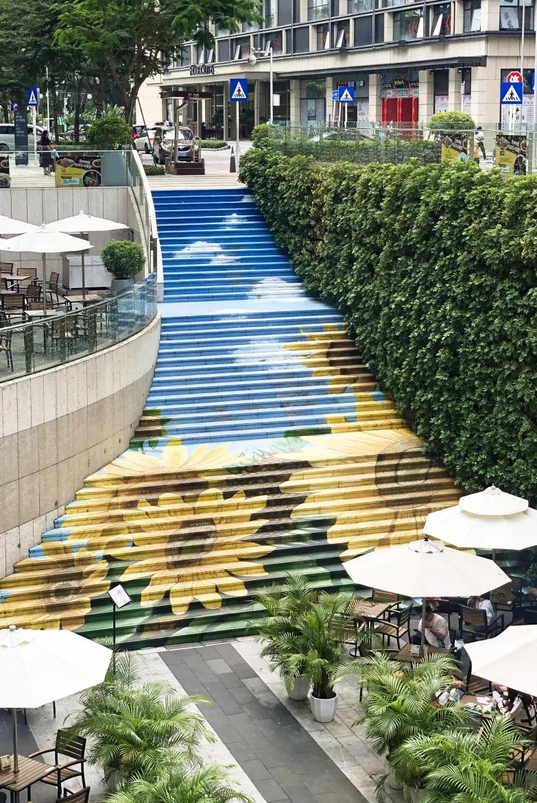 不仅有奈雪台盖喜茶等网红茶店,还是一个拍照圣地,有着巨好看的涂鸦墙