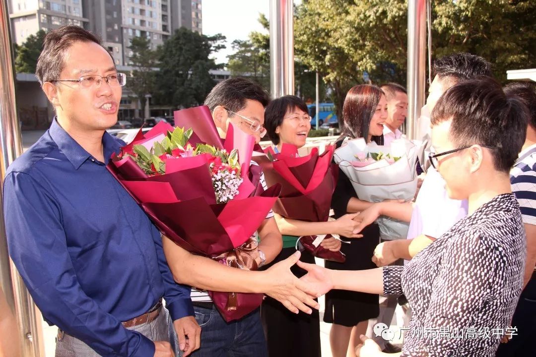 赠送鲜花 家长们与教师们合影留念 吴洪德主席向学校赠送锦旗