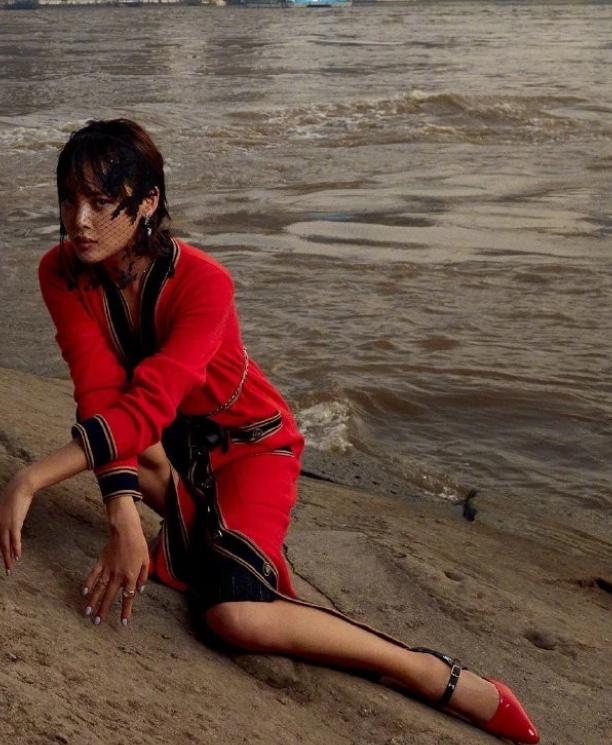 辛芷雷复古装写真,赤足秀美腿超级吸睛,网友:这气场太强大了_辛芷蕾