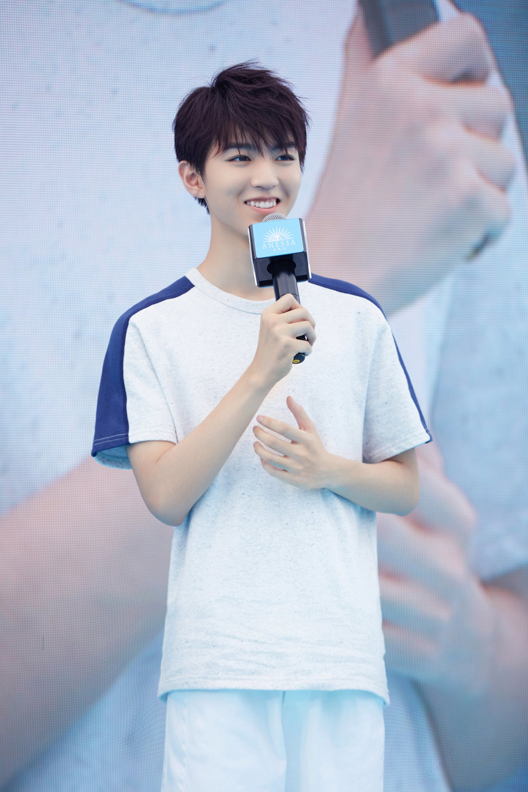 王俊凯品牌活动返图阳光短袖男孩笑容甜甜