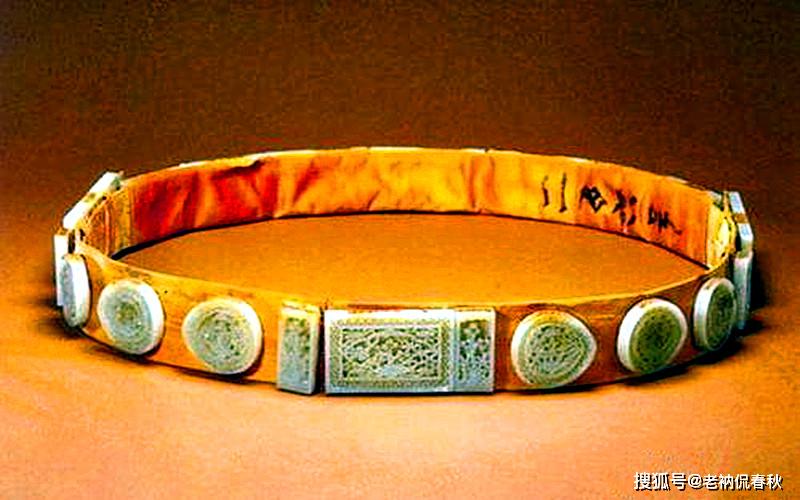 这样做的目的只有一个,表示皇族的崇高地位,通俗来说系"黄腰带"就是