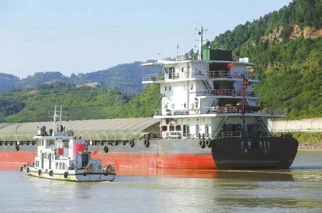 10月28日下午 万吨级船舶"祥福928"轮装载完毕,从宜宾市的李家沱水域