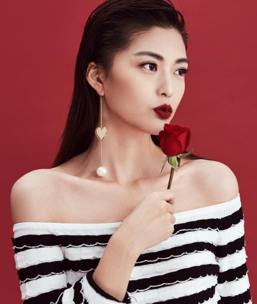 王妍之气质高贵冷艳,尽显女王气质