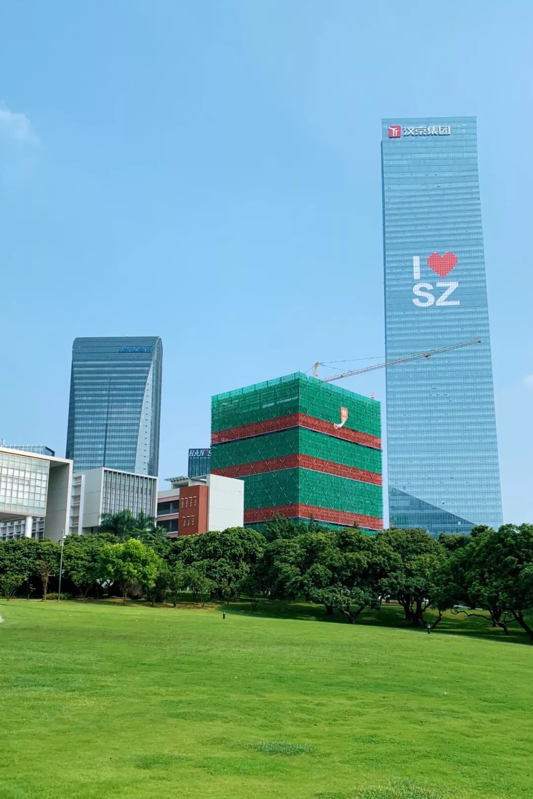 深大所属的粤海街道it高科技大佬云集所以连宿舍看出去的景象也不一般