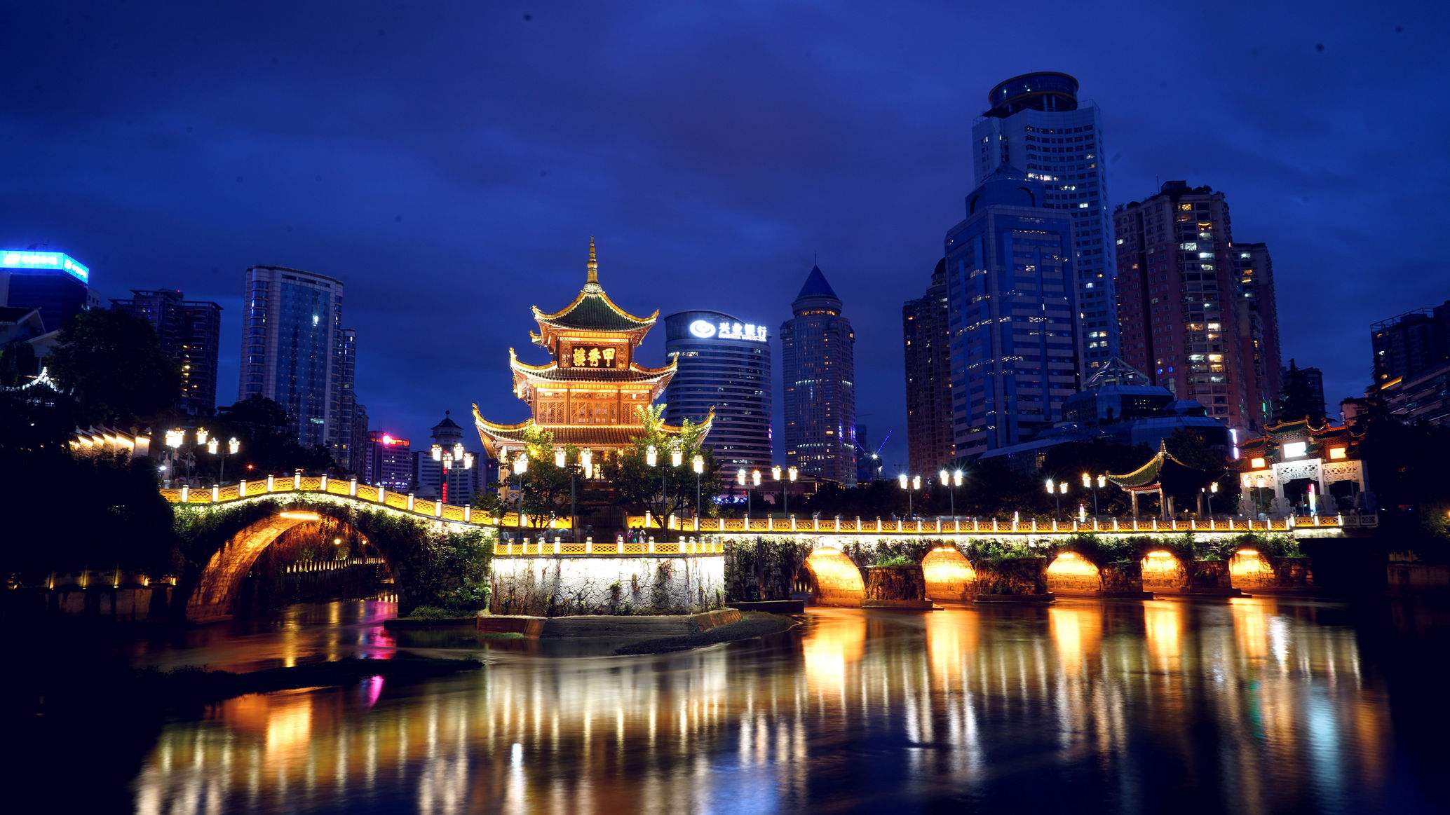 甲秀楼:地标建筑,浓缩的贵阳