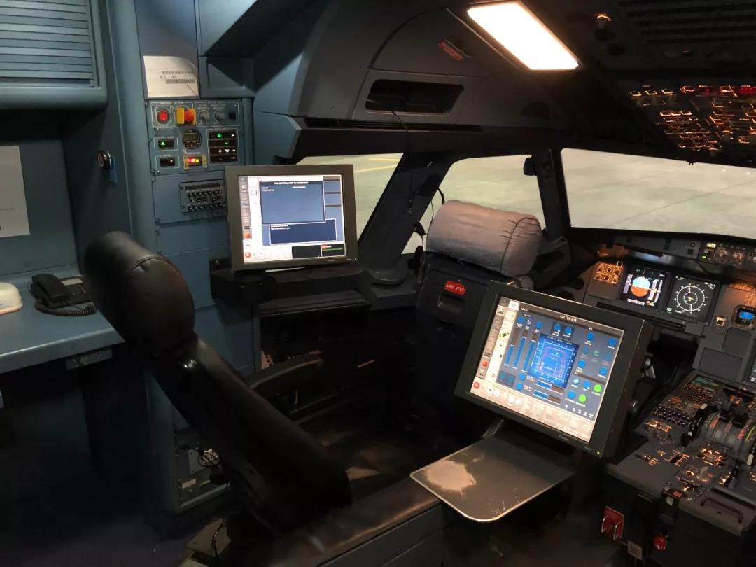 可怕机长带网红进驾驶舱摆拍遭禁飞其实进驾驶舱代价一点也不大