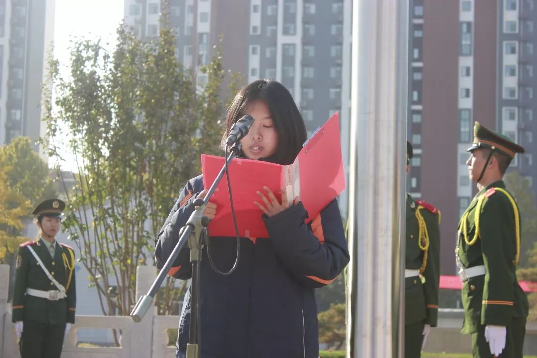 桓台一中举行以"常怀感恩之情,常为感动之行"为主题的升旗仪式