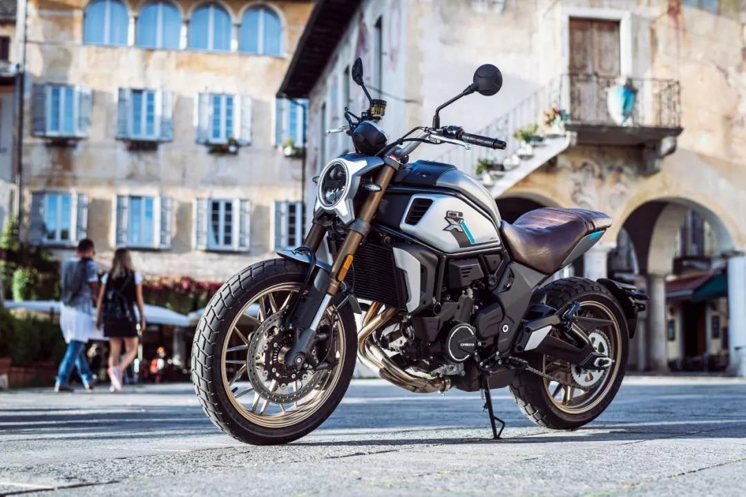 "开局王炸"春风首款复古摩托700cl-x发布 阻击幼狮800 _搜狐汽车_搜狐