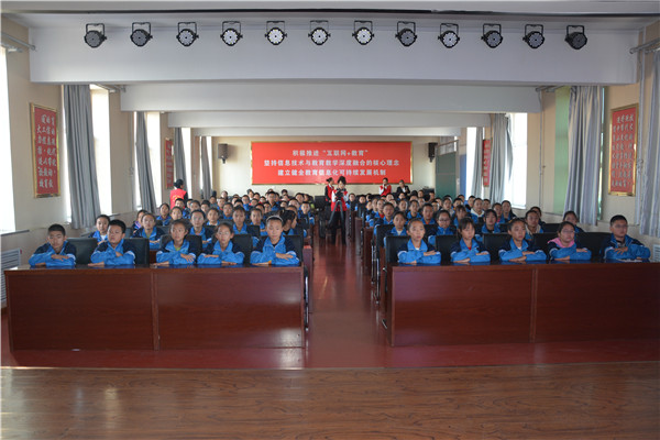 黑龙江安达市弘宇爱心服务站走进安达三中开展道德教育进校园活动