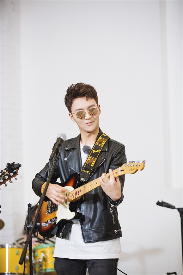 吴羽卿再现父母经典爱情往事 吴刚演唱烫嘴重庆话rap_节目