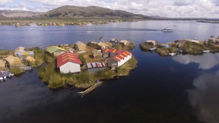 原创世界上生活在水上的民族以浮岛为家漂在海上生活3000年