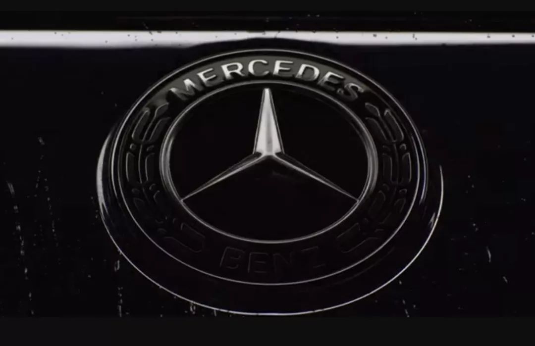 意在统一帝国制造业,是车标,瞩目的三叉星代表戴姆勒公司,而奔驰只是