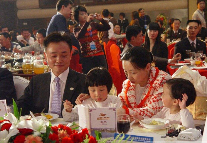 原创黄光裕出狱消息又出?入狱10年保持210亿身家,回归能否赶上潮流