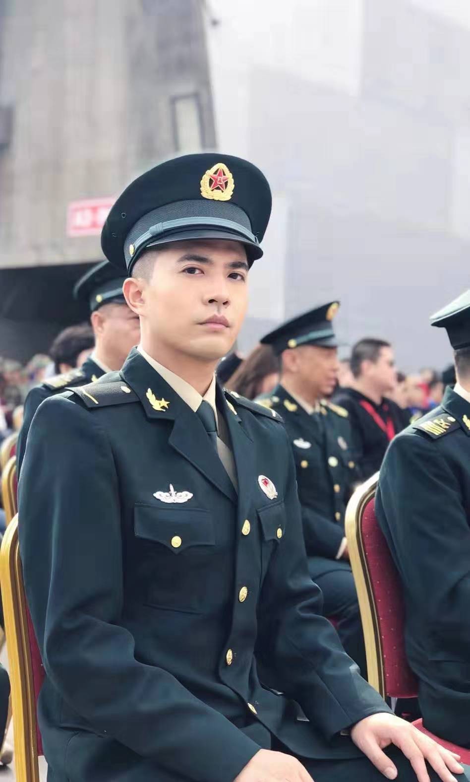 段博文出席《号手就位》发布会,军装形象霸气十足_人物