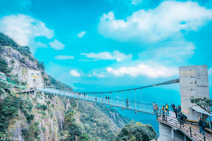 云海栈桥高海拔的山上极易形成变幻的云雾,从山底缓慢升腾云海栈道全