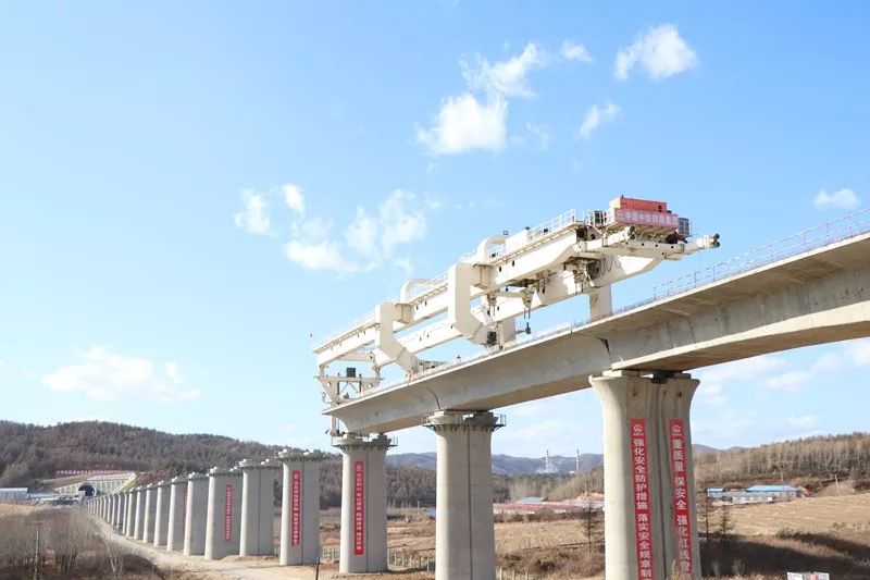 工程牡佳客专1标跨鹤大公路特大桥开始架梁