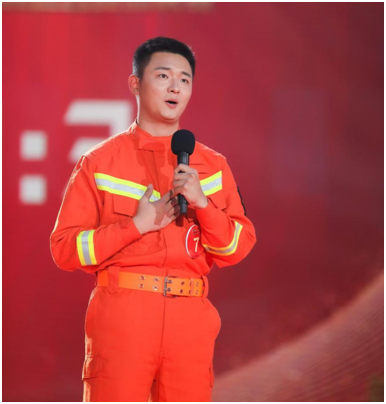 主持人贺晓博,分享了两代人为革命事业从不退却的拼搏故事:"孙树成