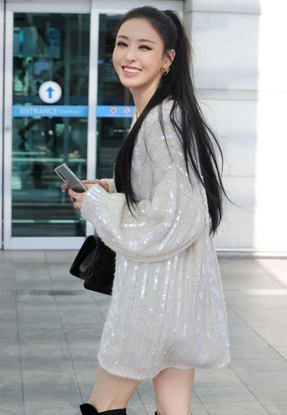 从李多喜现身机场的照片中可以看出,还别说姐姐现身