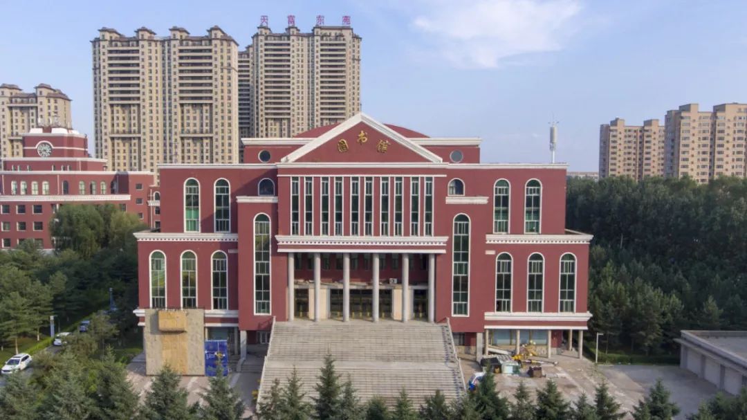 现在长春光华学院图书馆已经大变样啦!no!no!no!紧凑的书架?