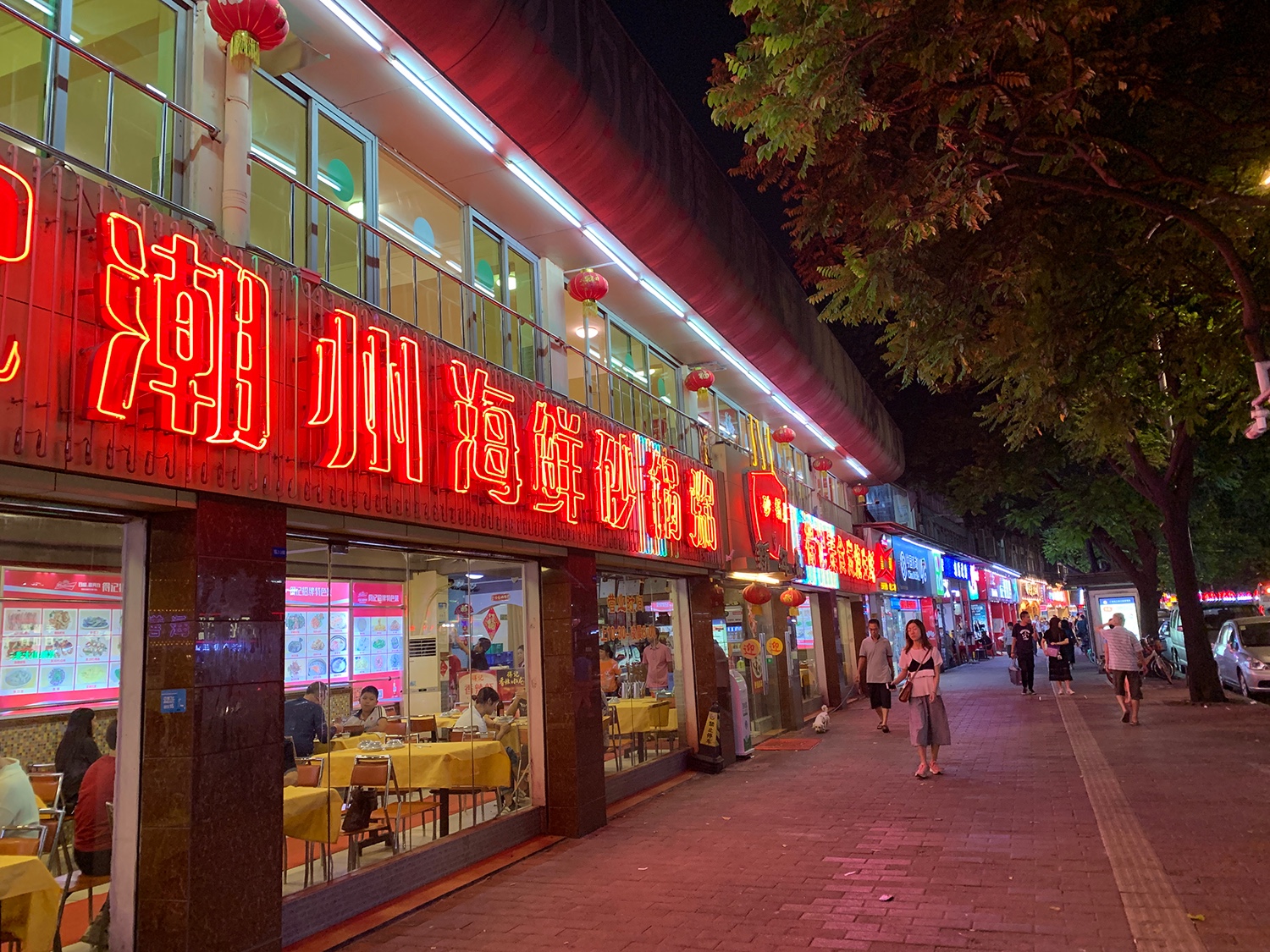 晚上的宝业路(时代财经摄)周大龙告诉时代财经,宝业路做宵夜的行情